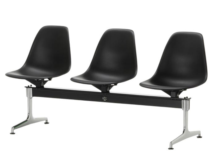 Chaise latérale Eames Plastic Side Chair RE sur banc à structure Vitra