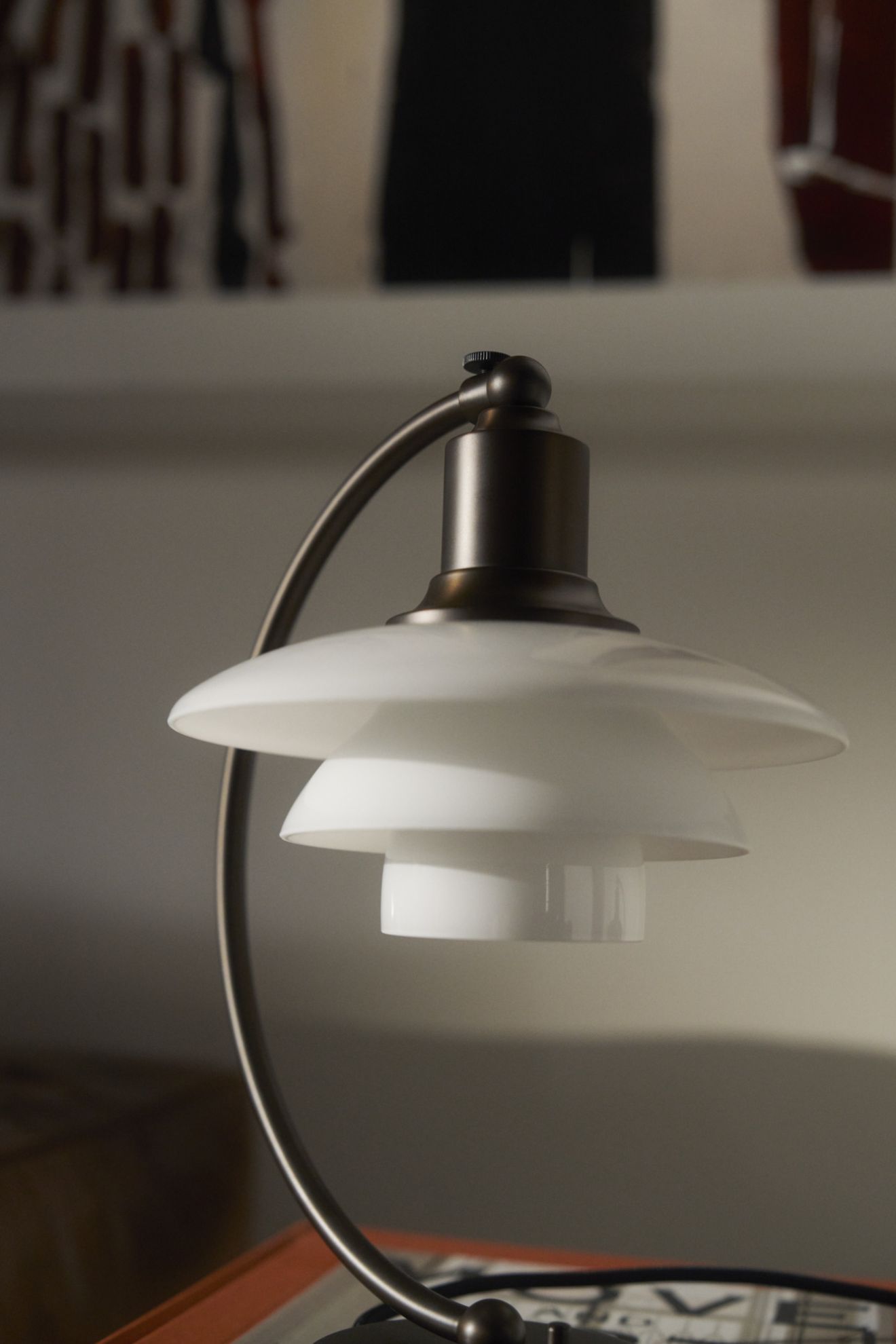 PH 2/2 Luna Aged Brass Opal Lampe de table Louis Poulsen