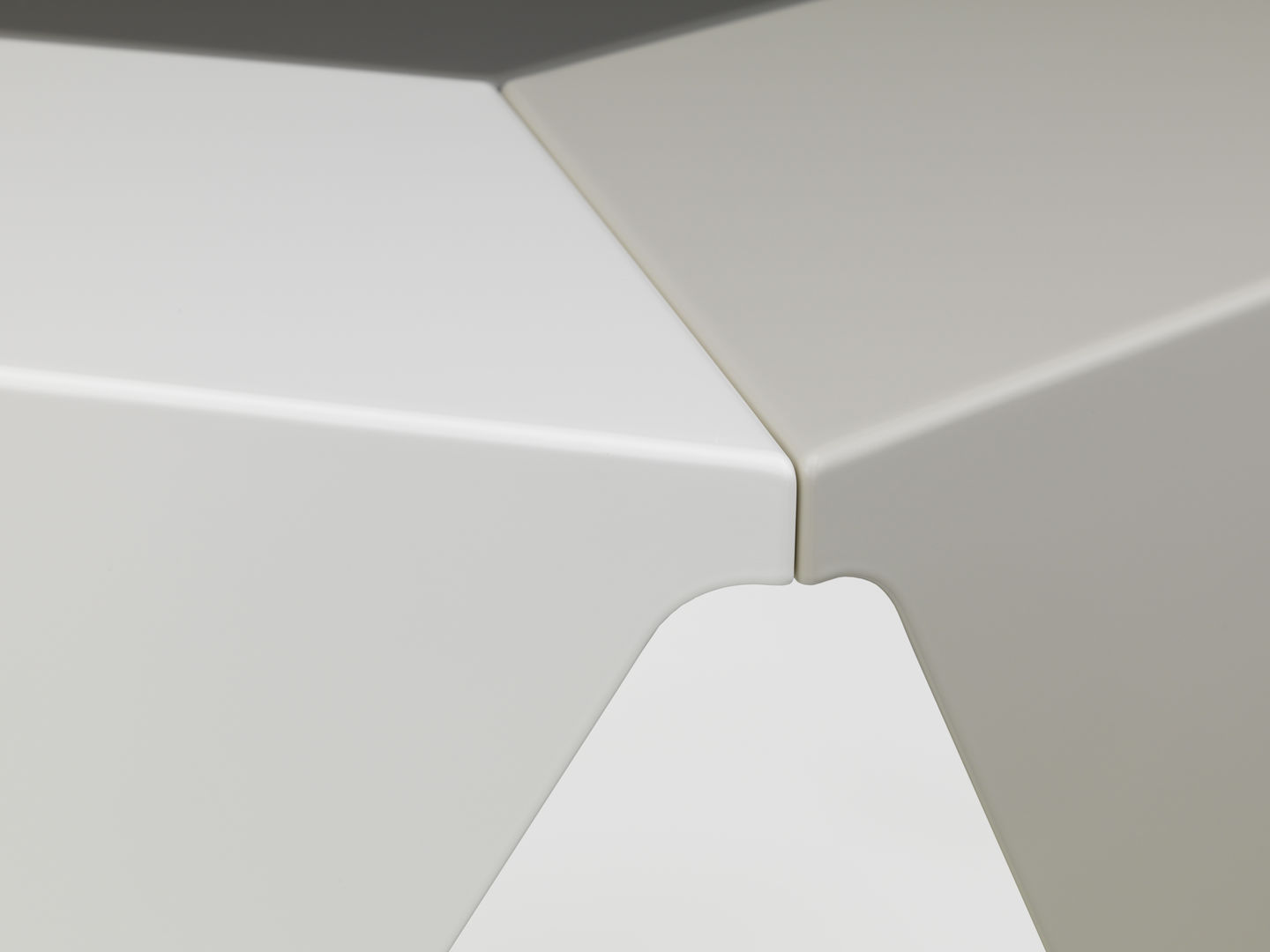 Table d'appoint Prismatic Table, design géométrique, Vitra