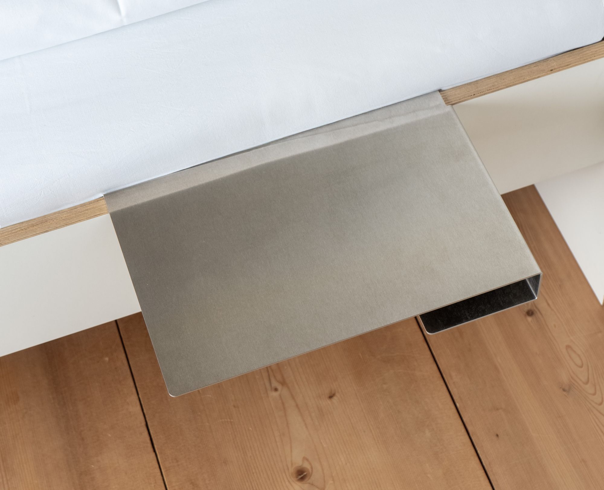 Bord de lit Facile Tablette latérale pour loir / voleur de jours Nils Holger Moormann