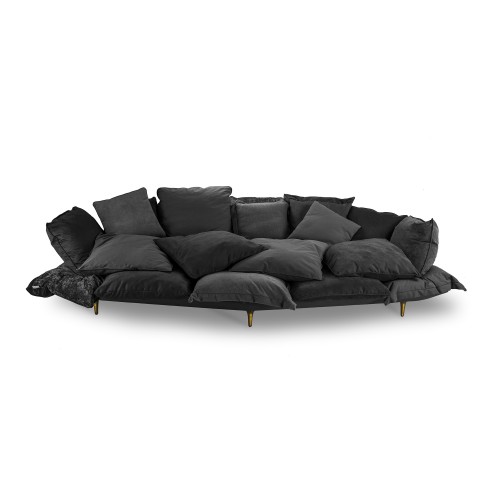 Graues Comfy Sofa von Seletti mit vielen Kissen und goldenen Füßen. Modernes Design.