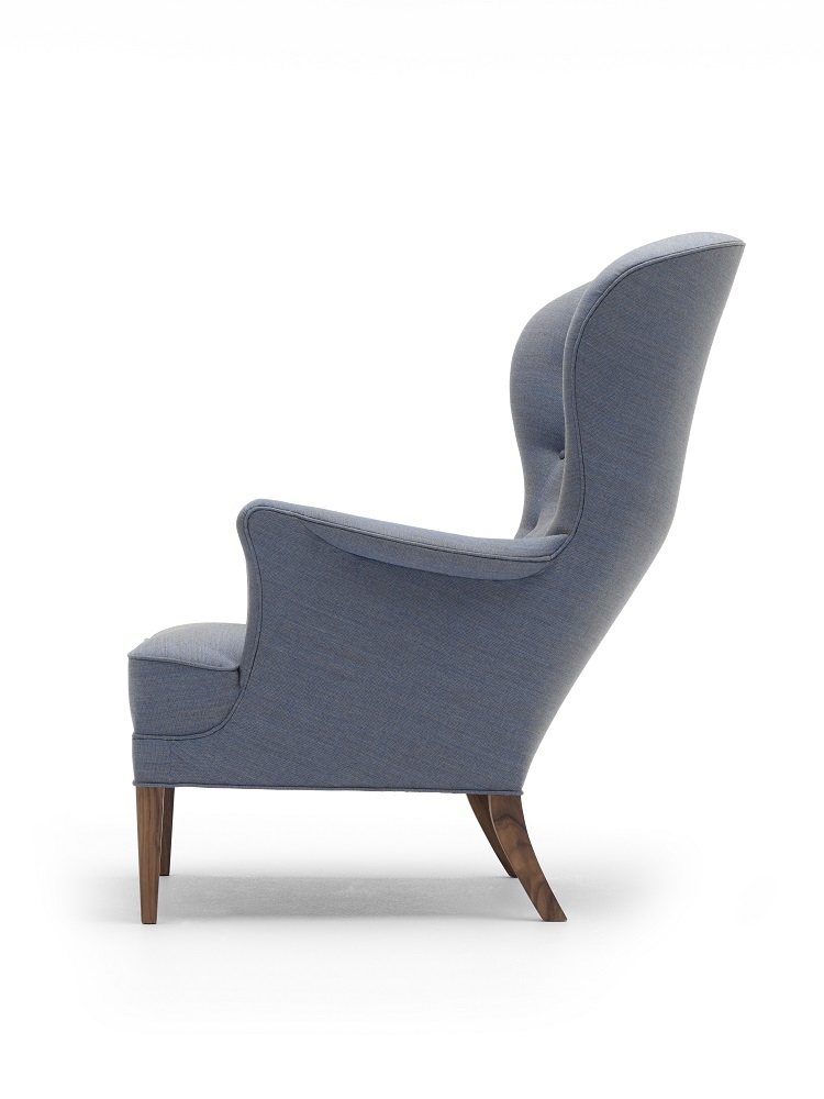 FH419 Heritage Chair: Sessel von Carl Hansen & Søn, Walnuss geölt, blauer Canvas-Bezug.