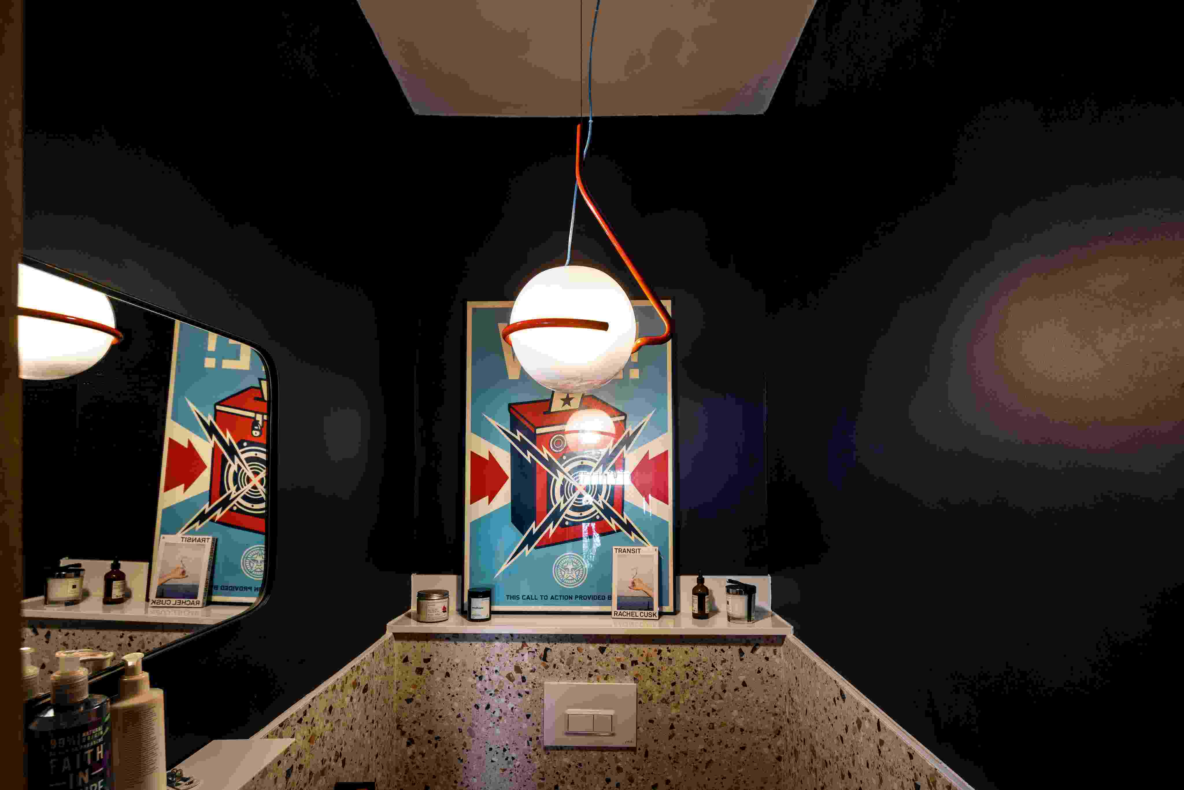 Tonda Pendelleuchte von Foscarini, weiße Kugel mit rotem Detail, modernes Design für Wohnraumbeleuchtung.