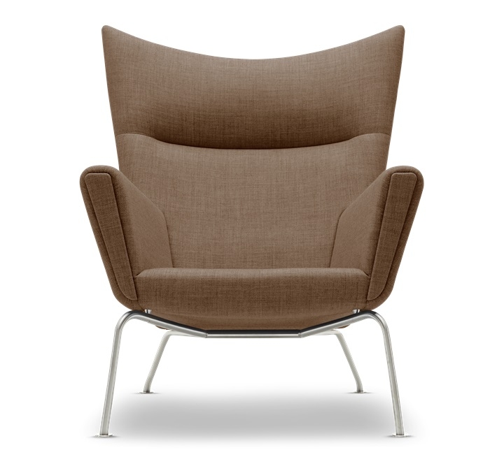 CH445 Wing Chair von Carl Hansen & Søn, brauner Sessel mit Stahlgestell.