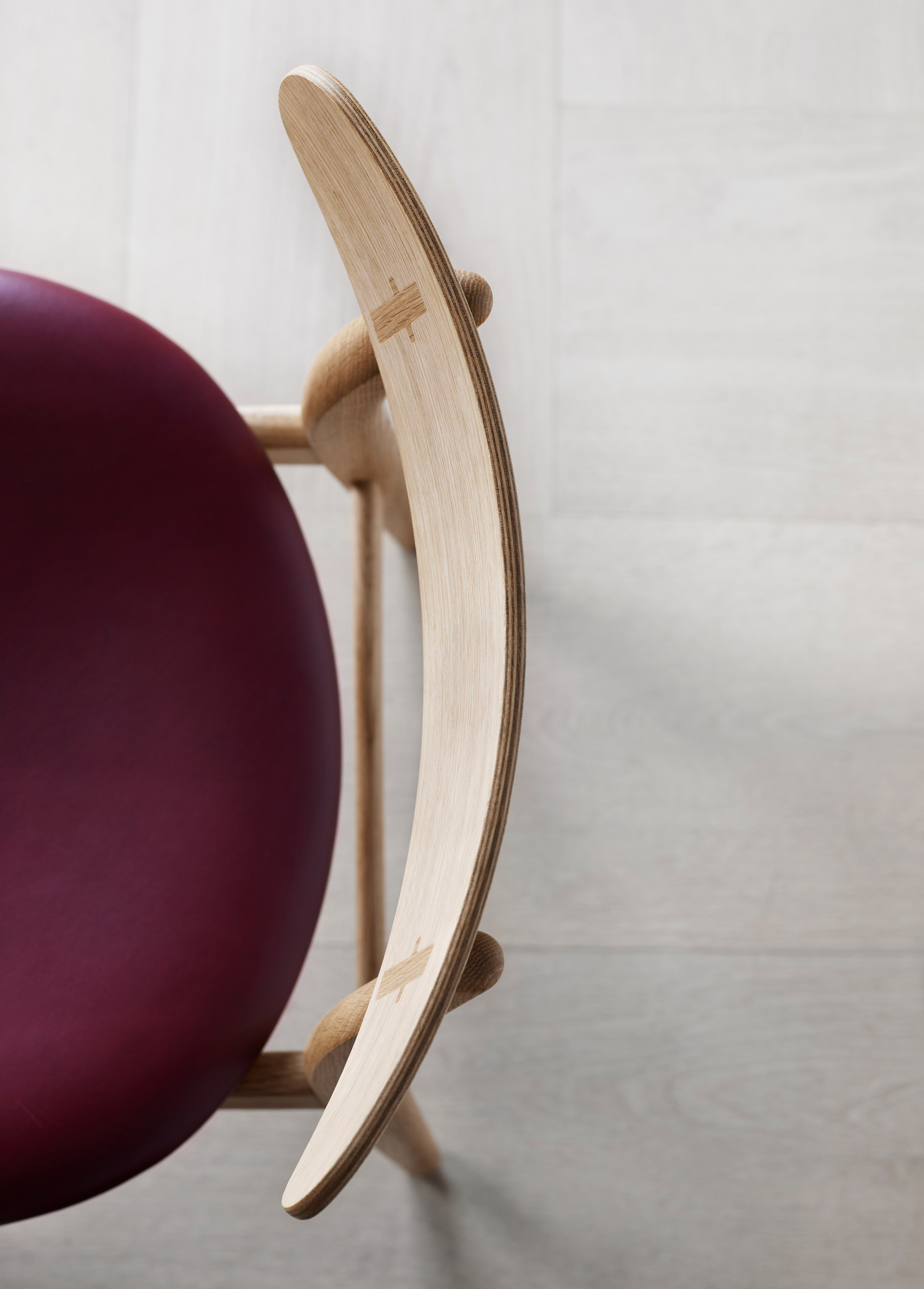 CH30P Chaise rembourrée Carl Hansen &amp; Søn Cadre chene noir thor 350