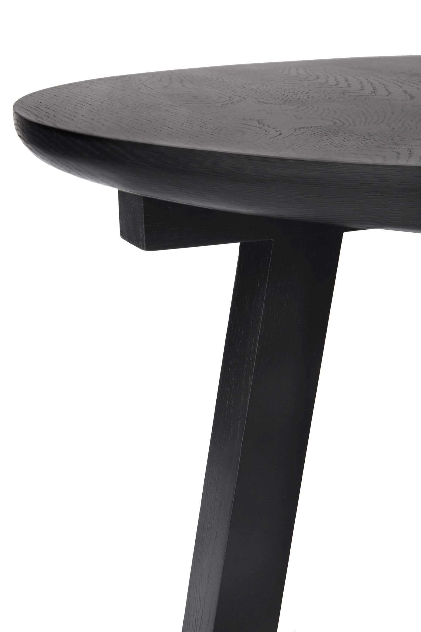 Detailaufnahme vom Ethnicraft Tripod Beistelltisch aus schwarzem Eichenholz, modernes Design mit drei Beinen.