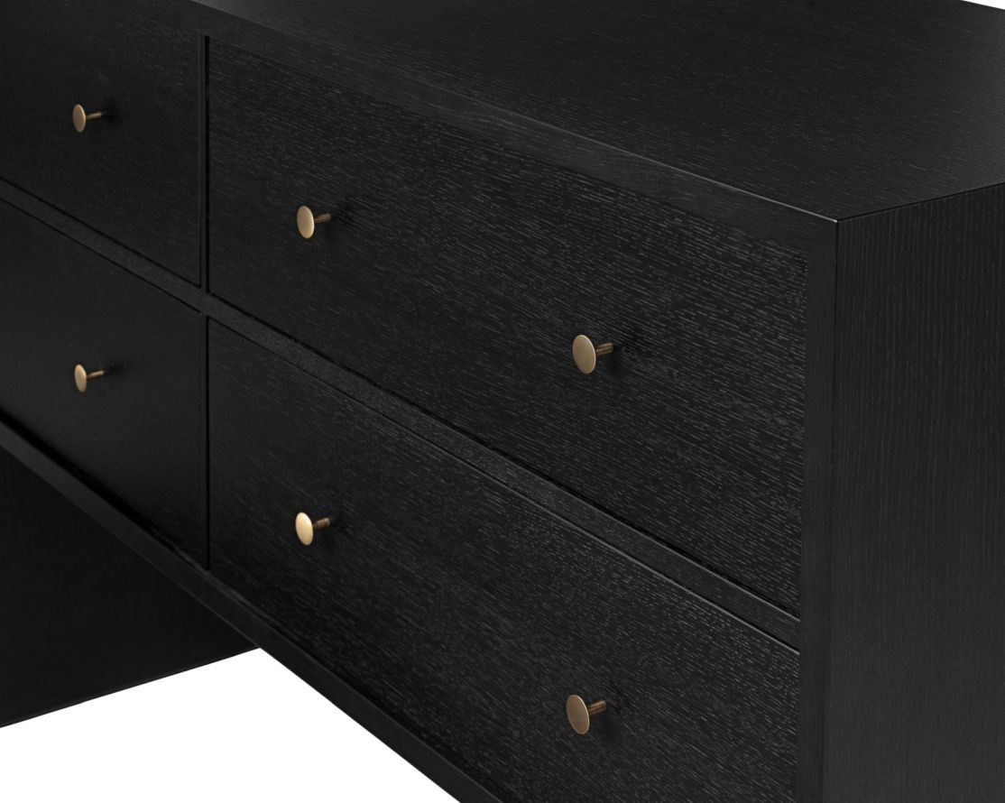 Private Sideboard placage en chêne teinté brun noir Gubi Detailaufnahme: Private Sideboard von Gubi, Eiche braun/schwarz gebeizt, mit sechs Schubladen und Messinggriffen.