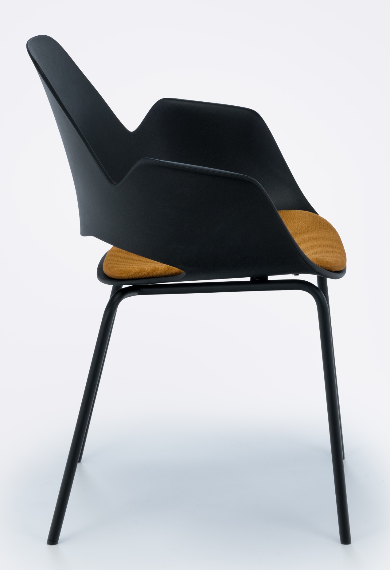 Falk Chaise avec accoudoirs Pieds en métal laqué époxy noir Houe