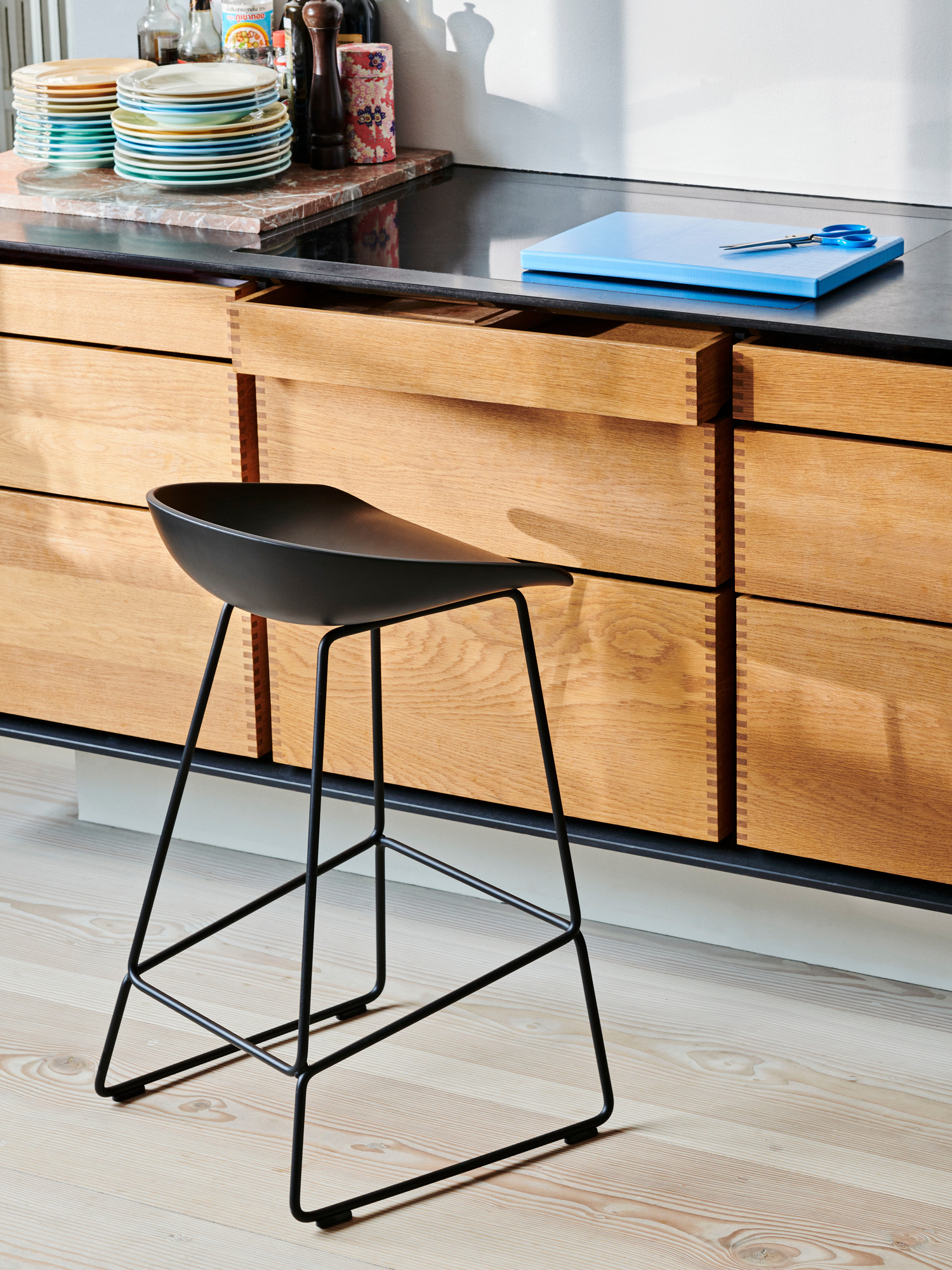 À propos d'un tabouret AAS 38 / AAS38 Tabouret de bar Hay, coque noire / cadre noir, hauteur d'assise 65 cm OFFRE SPECIALE