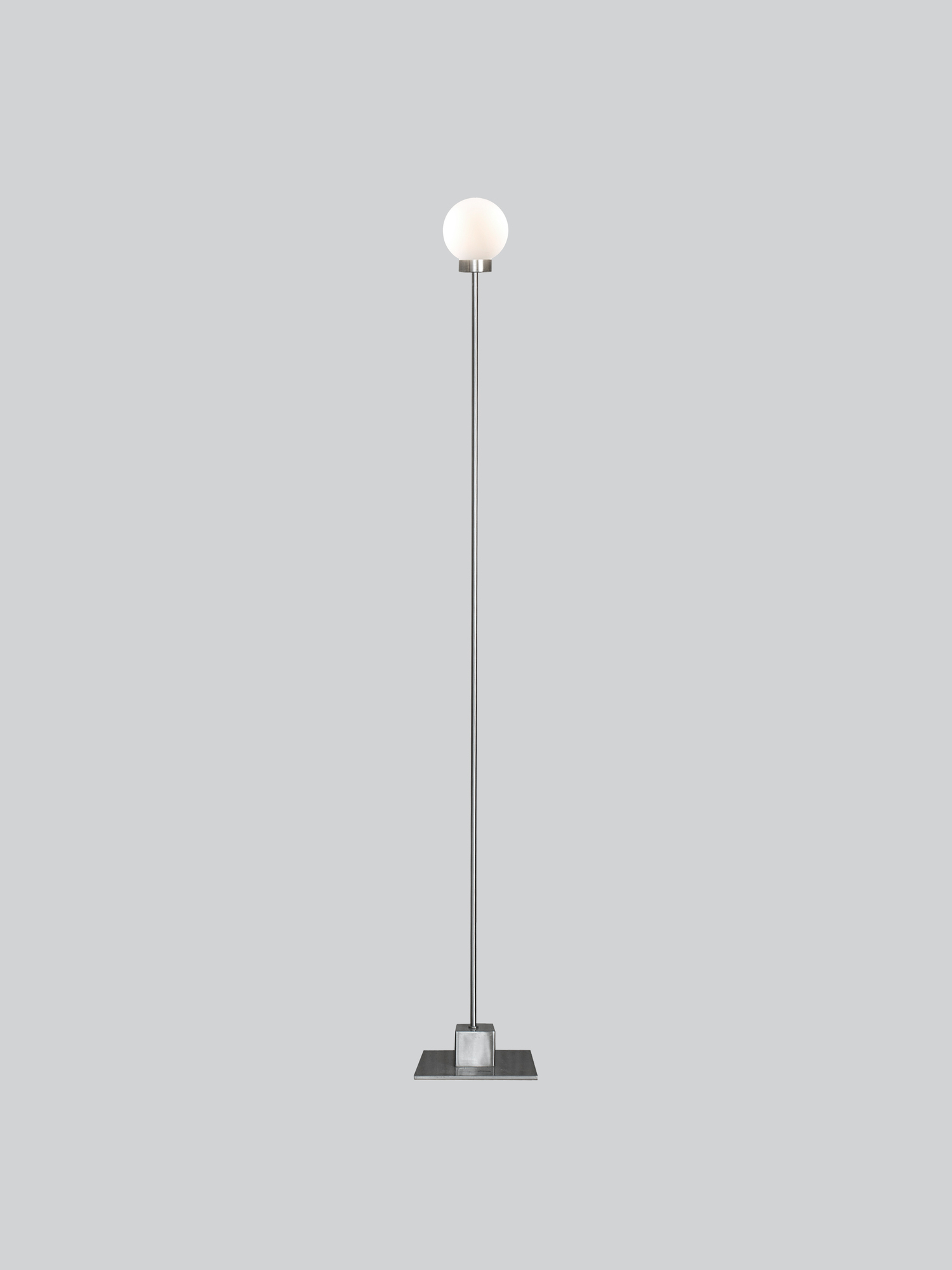 Snowball Stehleuchte von Northern: Moderne LED-Stehlampe aus Stahl mit kugelförmigem Lampenschirm.
