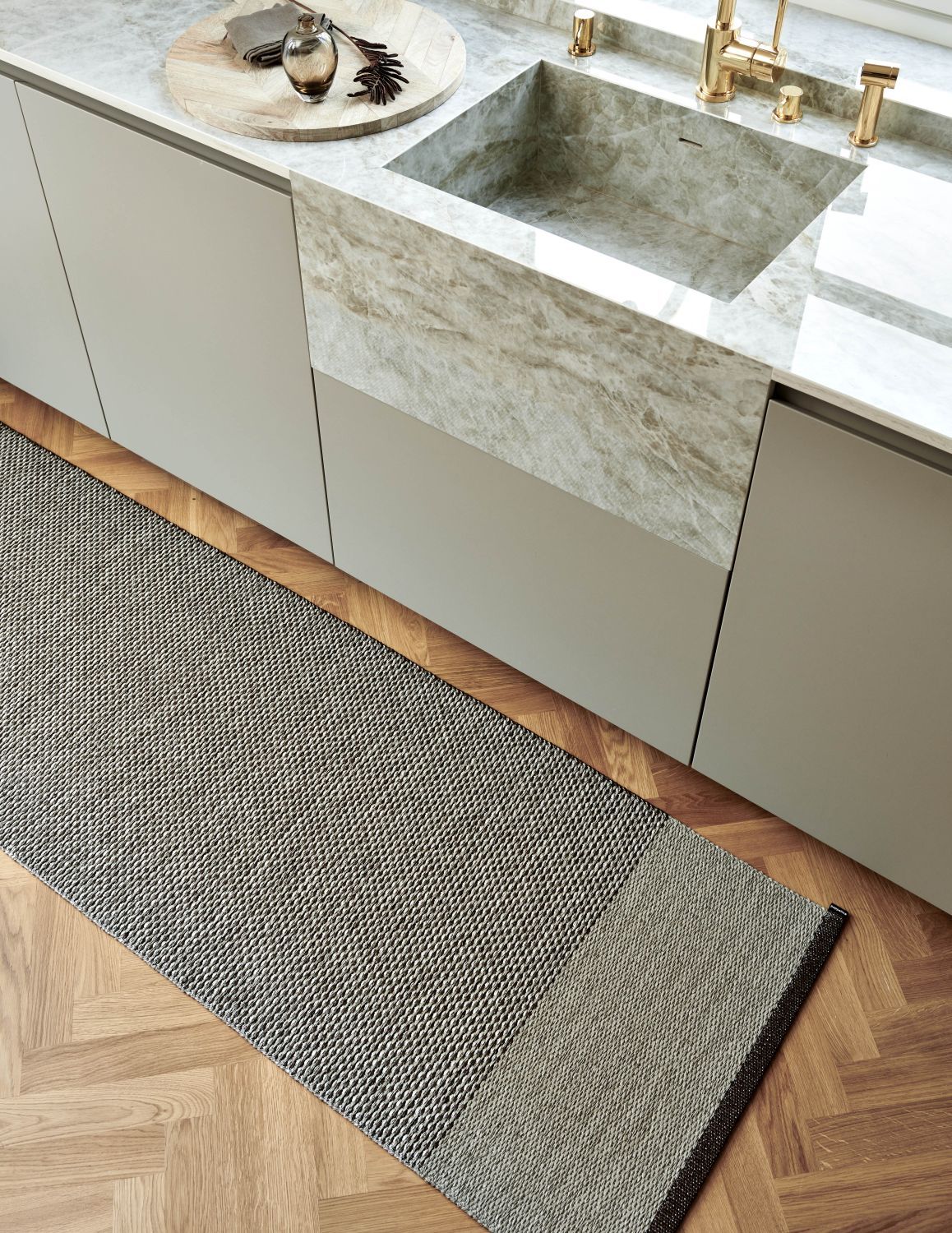 Tapis Edit 60 x 85 cm BLEU PAUVRES / BLEU FUMÉ / STONE Pappelina OFFRE SPECIALE