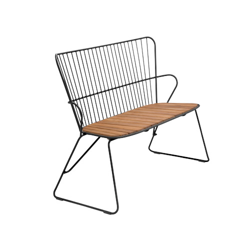 Paon Outdoor Bank von Houe: Schwarze Gartenbank mit Holzlatten-Sitzfläche für den Außenbereich.