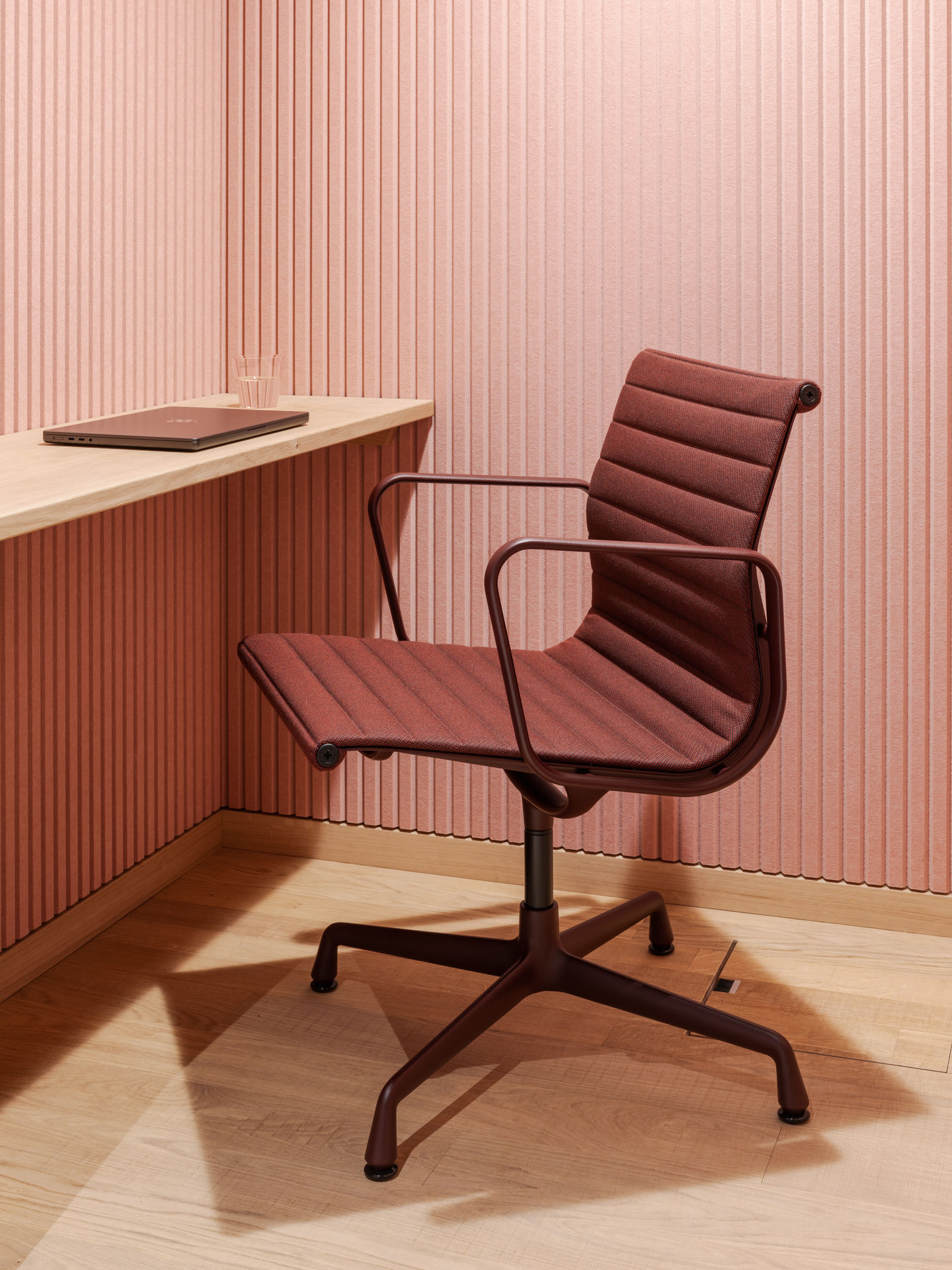 Aluminum Chair EA107 / EA 107 Chaise Vitra