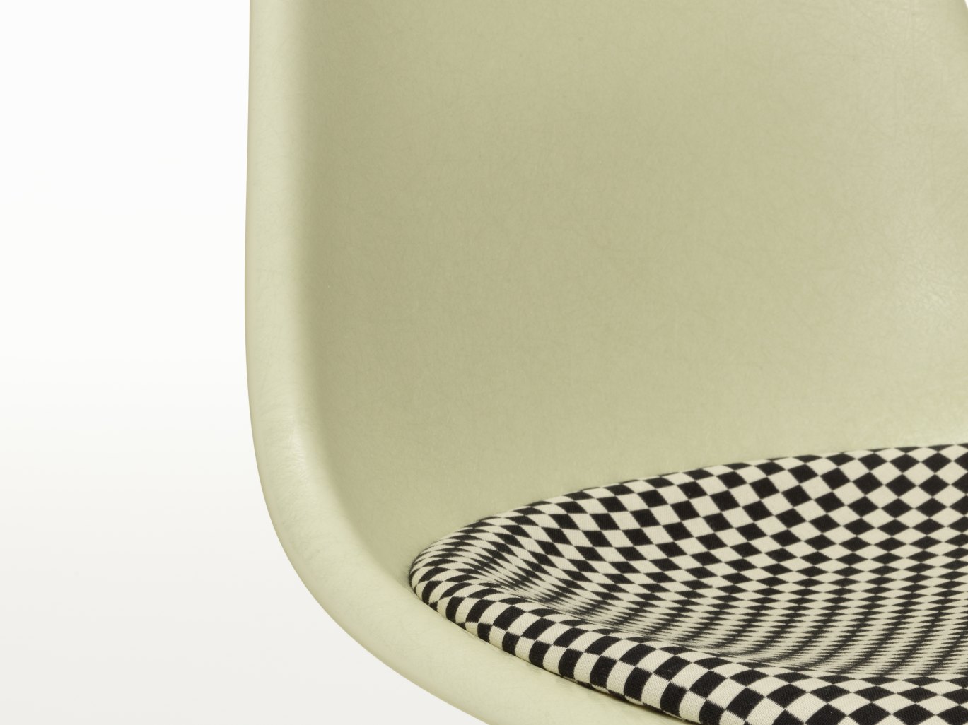Eames Fiberglass Side Chair DSL avec coussin d'assise Vitra 