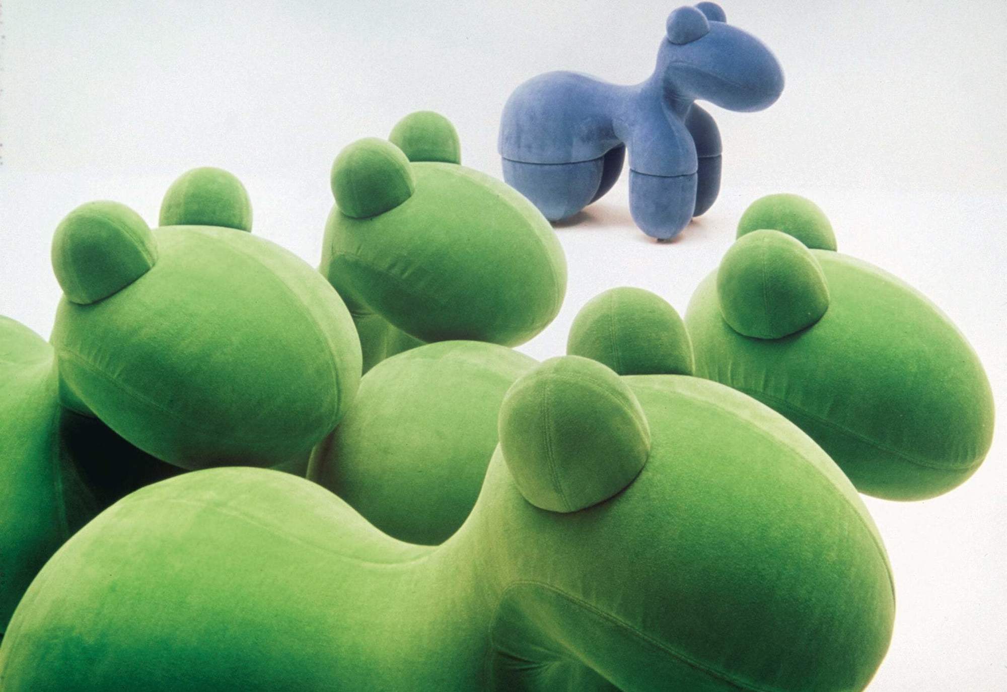 Grüne und blauer Pony Stuhl von Eero Aarnio Originals, modernes Design Kindermöbel.