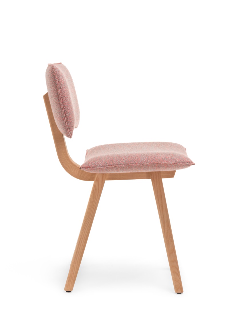 Trave Stuhl von Magis, Seitenansicht: Moderner Polsterstuhl mit Holzbeinen und rosafarbenem Stoffbezug für Esszimmer und Wohnbereich.