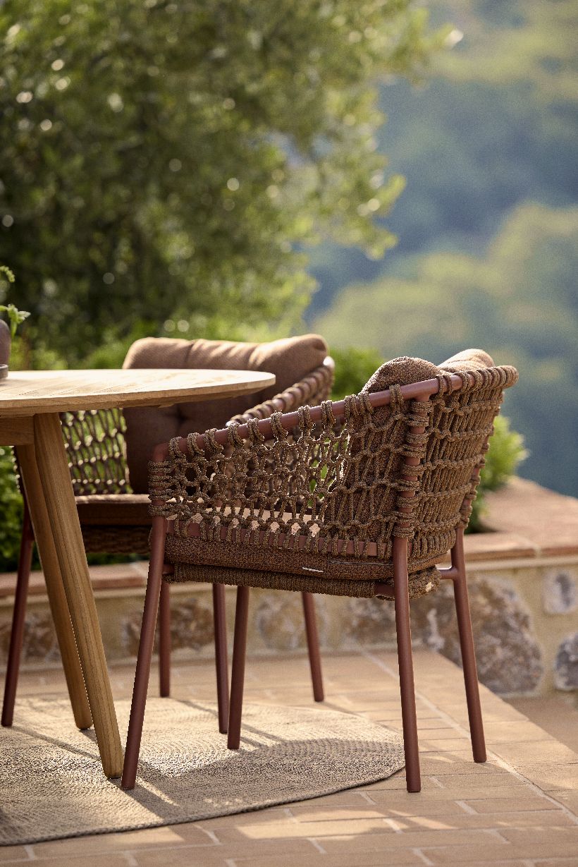 Définir une table de salle à manger ronde d'extérieur en rotin