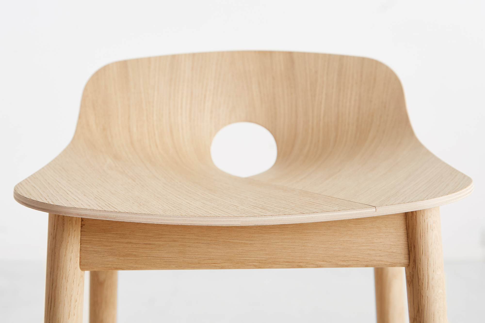 Mono Tabouret de Bar Chêne pigmenté blanc Woud OFFRE SPECIALE