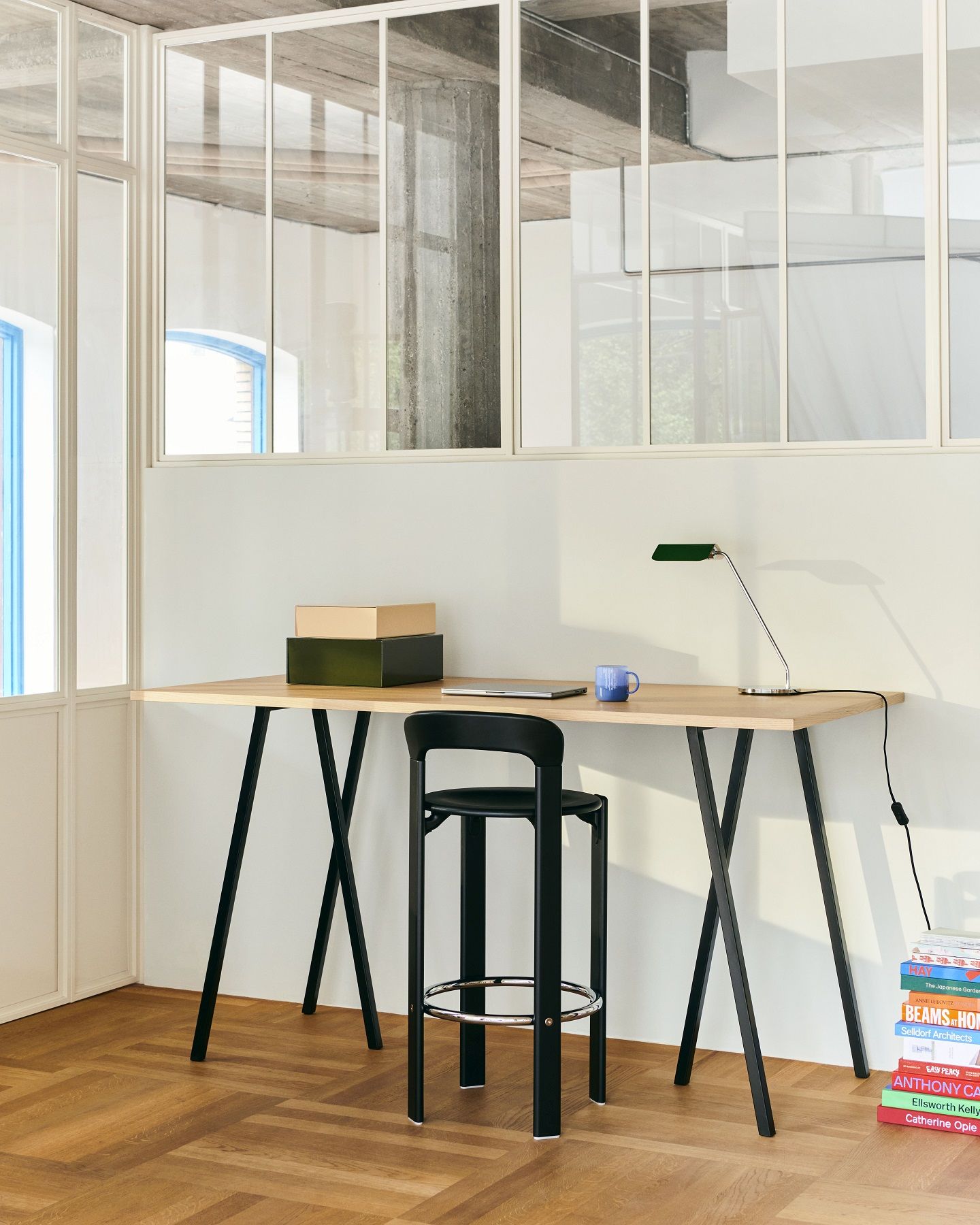 Loop Stand High Table Inclusive Support Table / Table de salle à manger 160 Hay