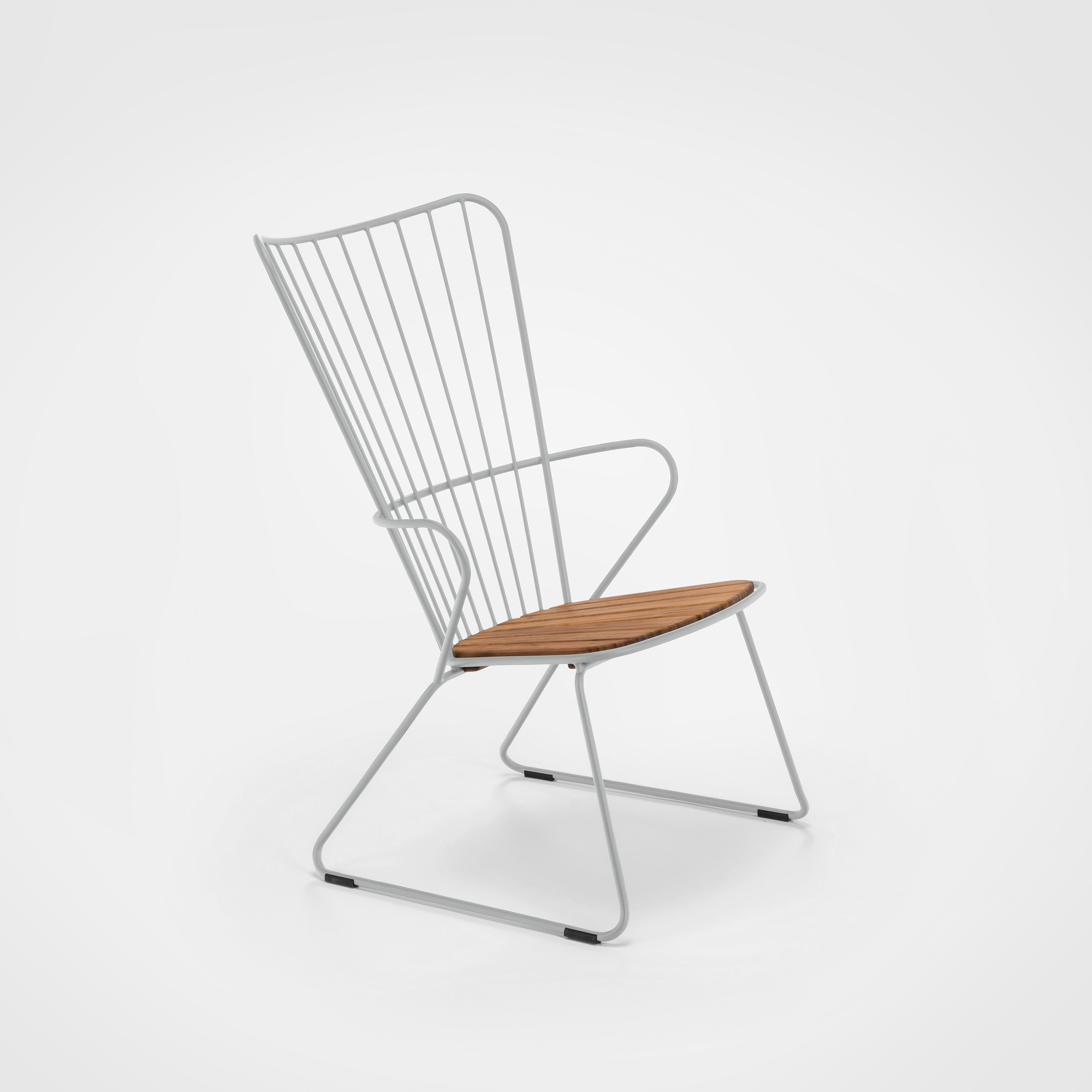 Weißer Paon Outdoor Lounge Chair von Houe mit Holz-Sitzfläche, Gartenmöbel für Terrasse und Balkon.