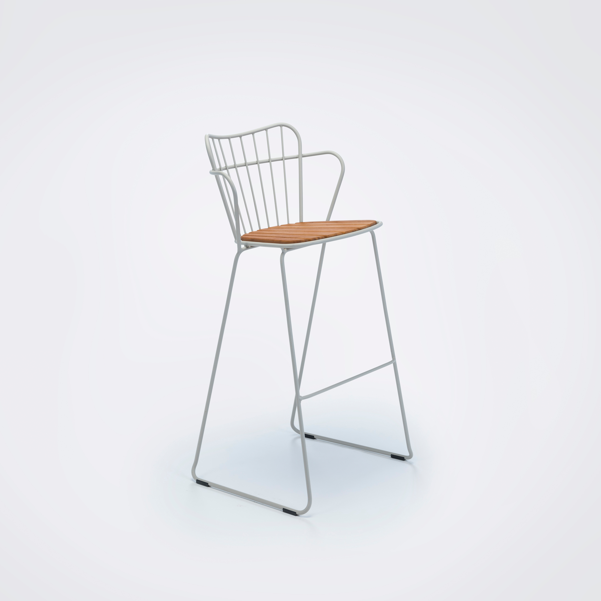 Paon Outdoor Bar stool Tabouret de bar Houe blanc Weißer Paon Barhocker von Houe für den Außenbereich mit Armlehnen und Holz-Sitzfläche.
