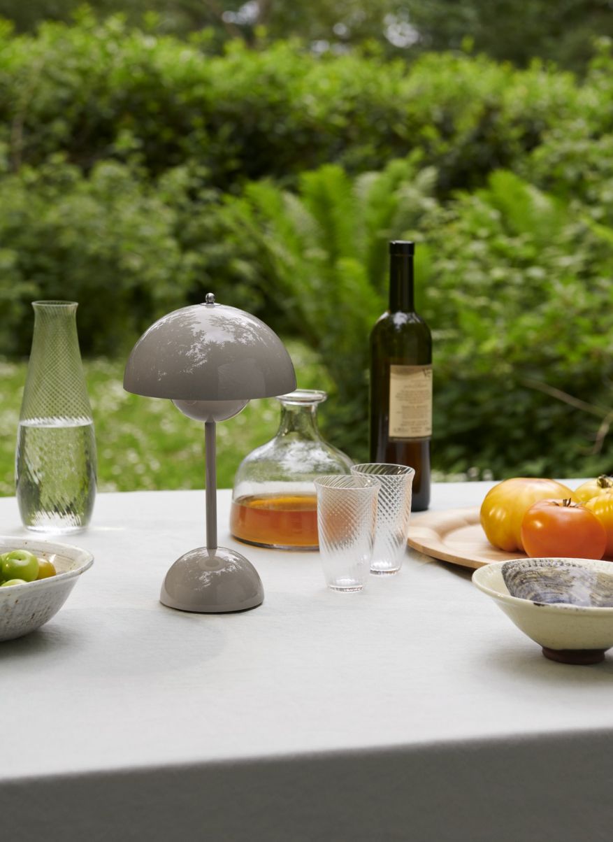 Flowerpot VP9 Portable Lampe à batterie / Lampe de table avec USB AndTradition Gris beige