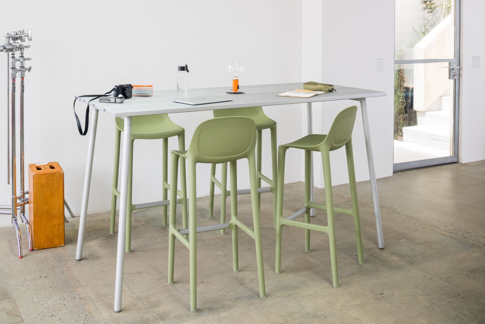 Broom Barstool tabouret de bar Jaune beurre Emeco