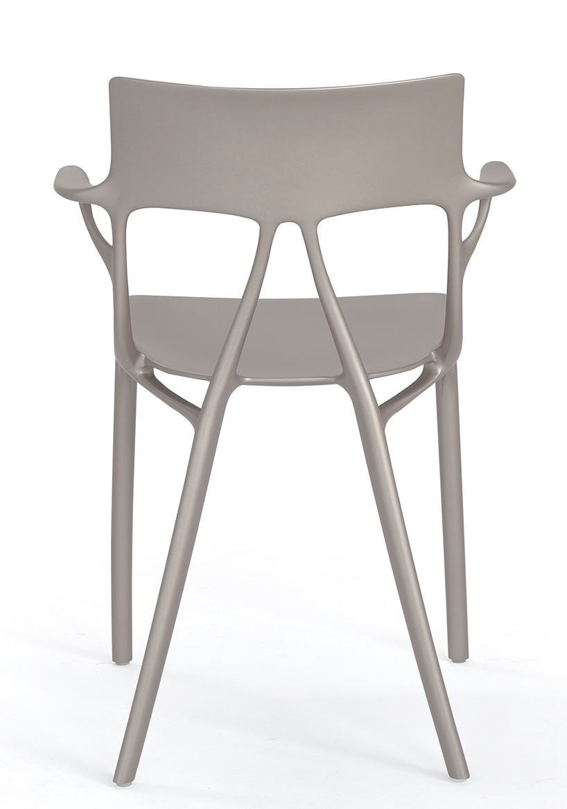 Rückansicht des grauen A.I. Stuhls von Kartell, moderner Designstuhl mit Armlehnen.