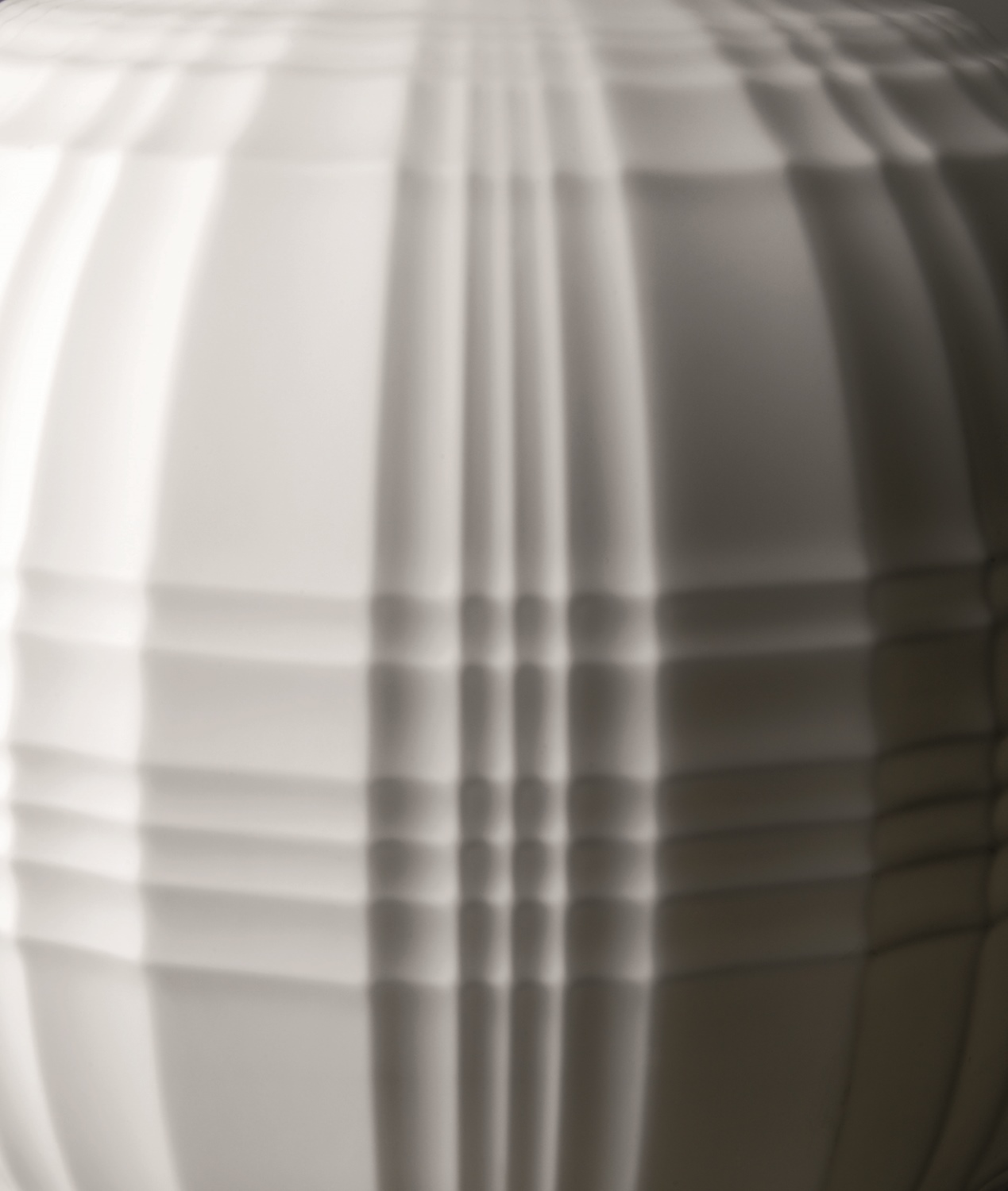 Detailaufnahme der weißen Foscarini Tartan Pendelleuchte mit markantem, strukturiertem Design für moderne Innenräume.