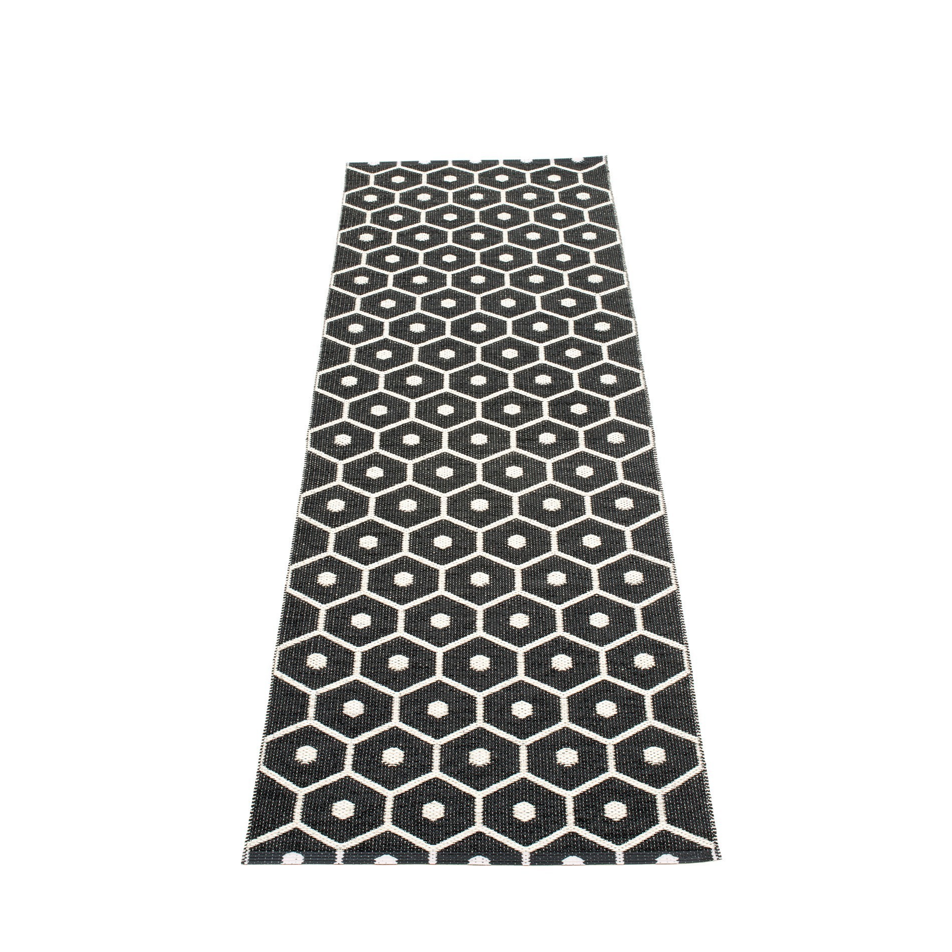 Honey Kunststoffteppich von Pappelina, 70x225 cm, schwarz-vanille, mit geometrischem Muster. Teppich für Innen und Außen.