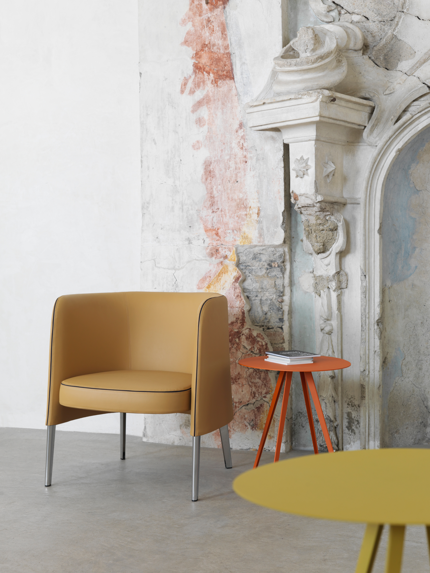 Oranger Agorà Beistelltisch von Segis, runder Tisch mit drei Beinen, moderne Möbel für Wohnzimmer.