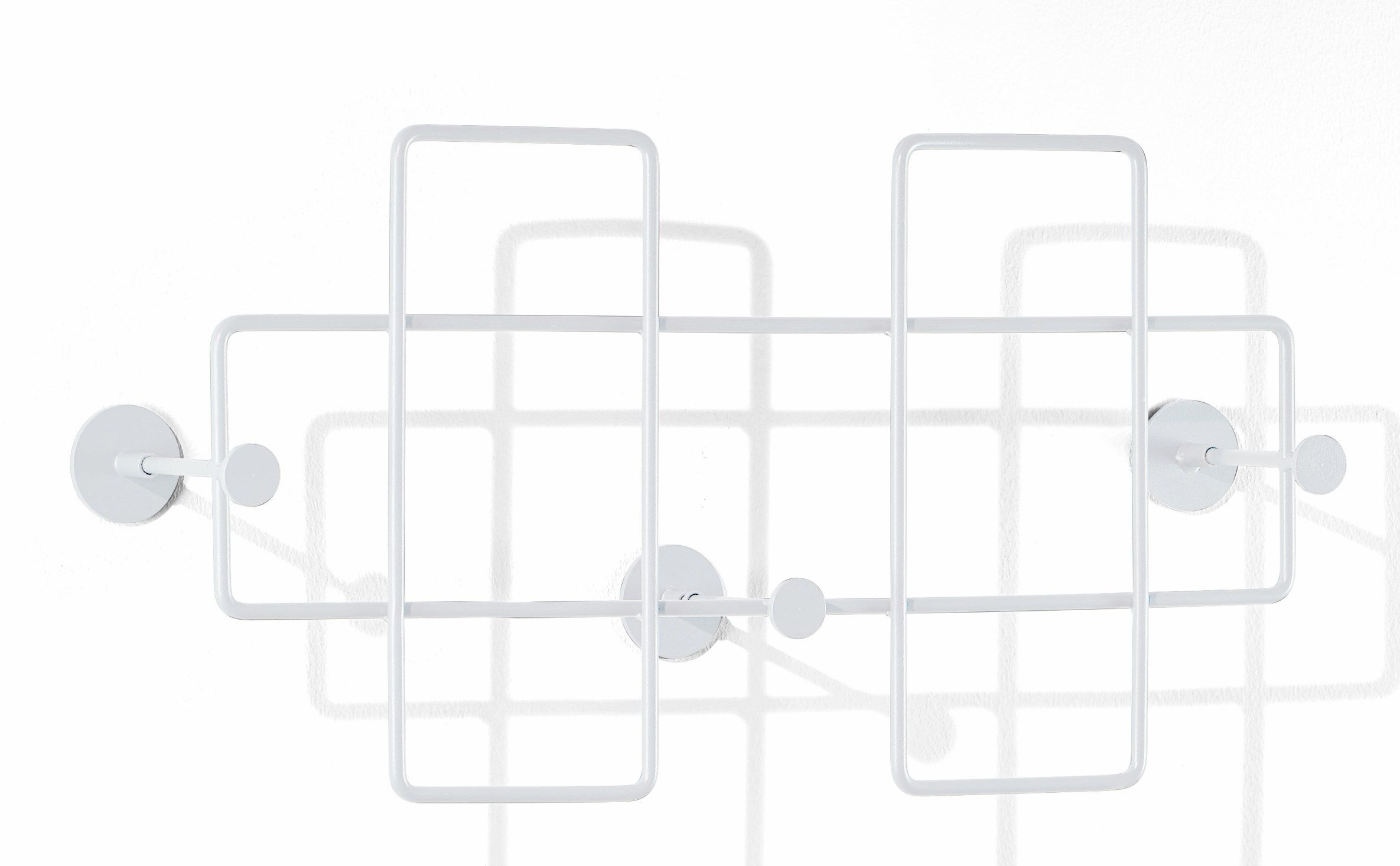 Weiße Bazar Wandgarderobe von Richard Lampert, moderne Garderobe aus Metall für Flur und Diele.