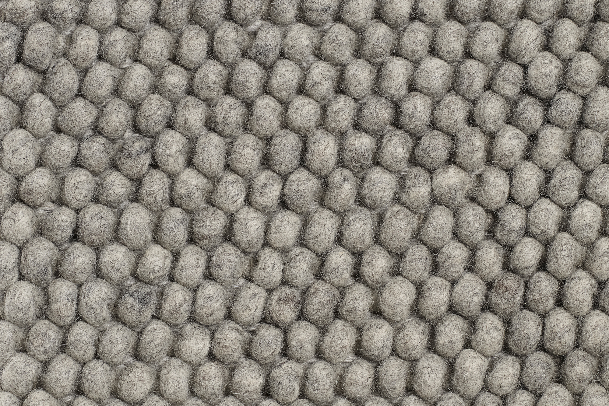 Detailaufnahme des Hay Peas Teppich L 300 cm in Medium Grau, Wollteppich mit Kugelstruktur.