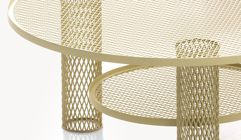 Detailaufnahme des perlweißen Net Beistelltisches von Moroso mit filigranem Metallgitter und runder Tischplatte.