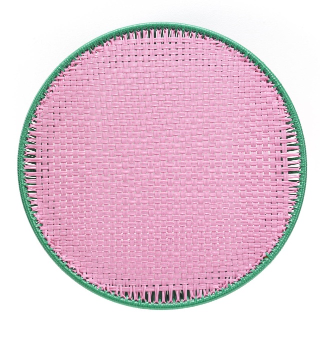 Detailaufnahme der Tischplatte des Caribe Beistelltisches in Kaugummirosa mit grüner Umrandung. Outdoor Möbel.