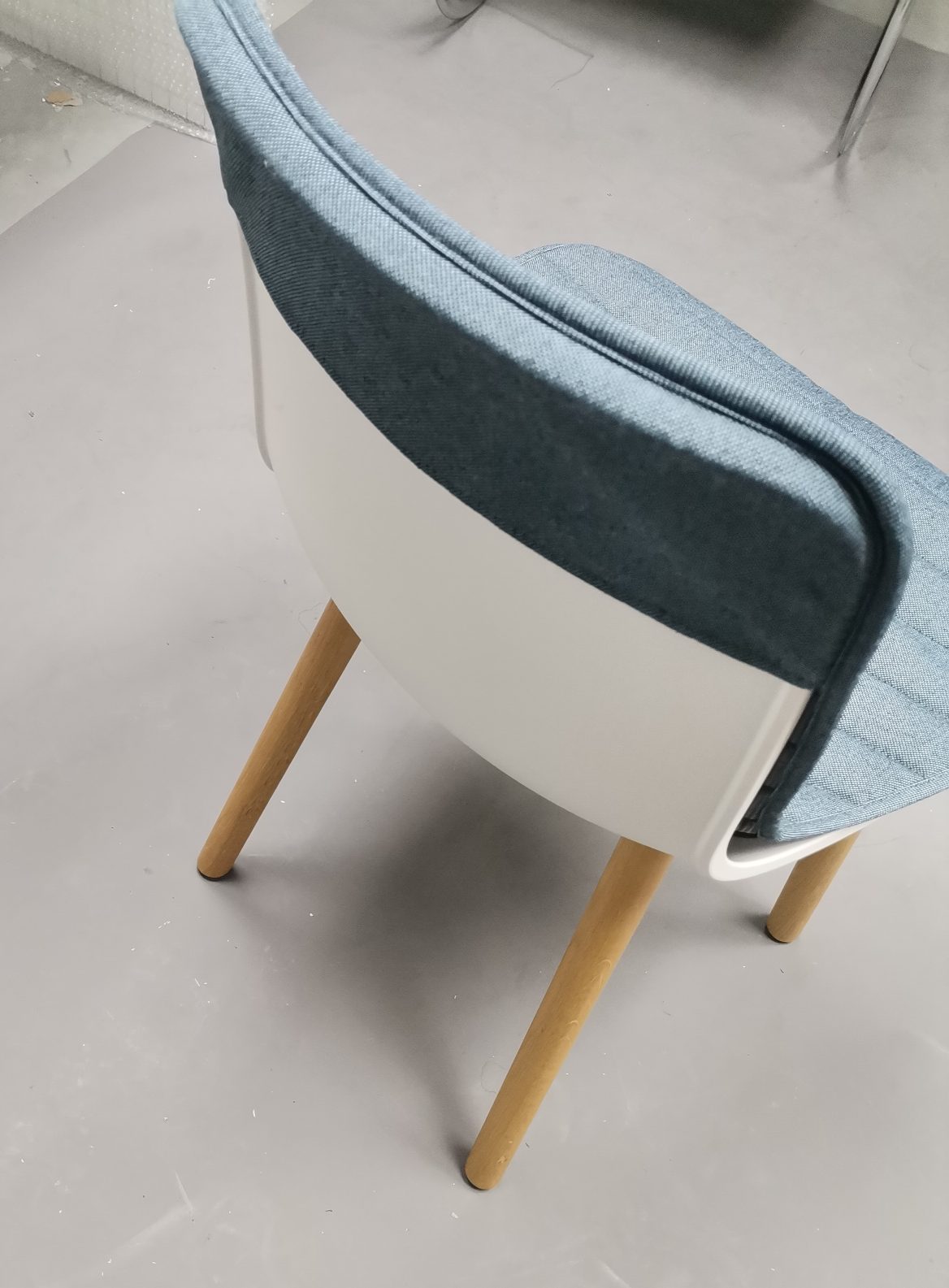 Hal Wood Entièrement rembourré CHÊNE NATURE / HOUSSE PLANO NERO/BLEU GLACE Vitra OBJECTS IMPARFAITS