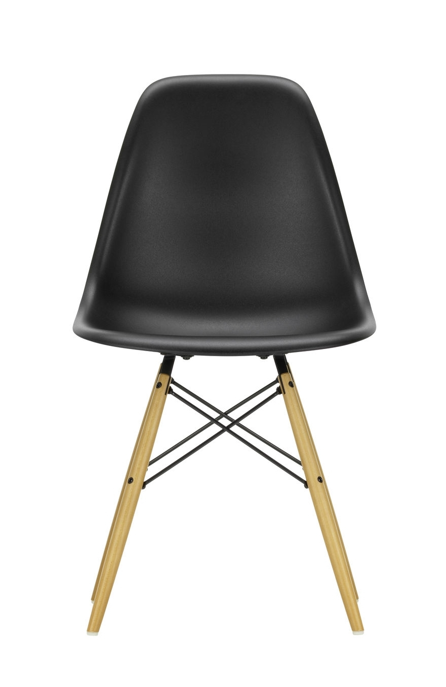 Schwarzer Eames Plastic Side Chair mit Ahorn-Holzbeinen und schwarzem Drahtgestell von Vitra. Designklassiker Stuhl.