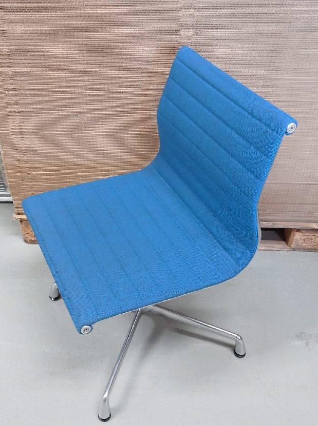 Chaise en aluminium EA 101 / Chaise EA101 BLEU/MARRON MAÏS Vitra MEUBLE D'EXPOSITION / MEUBLES D'OCCASION