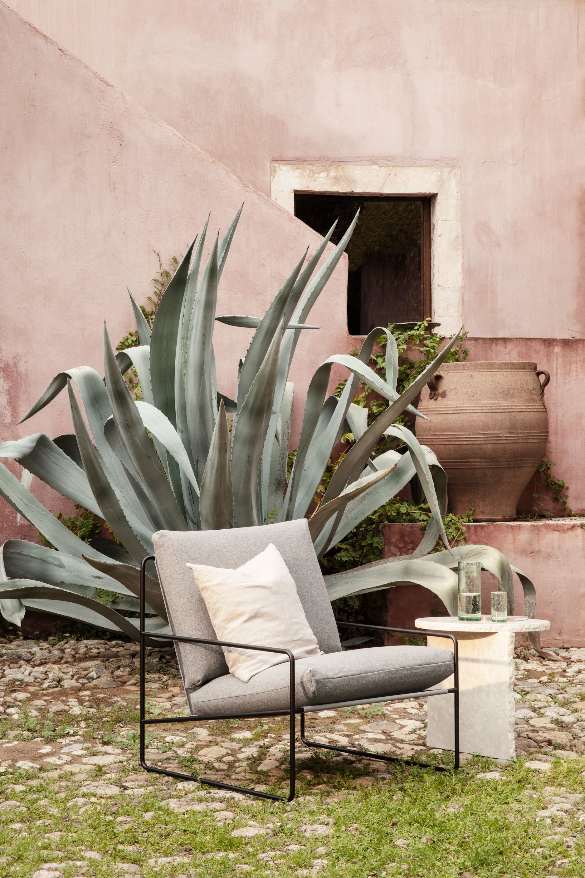 Desert Fauteuil 1 place extérieur piètement noir Ferm Living 