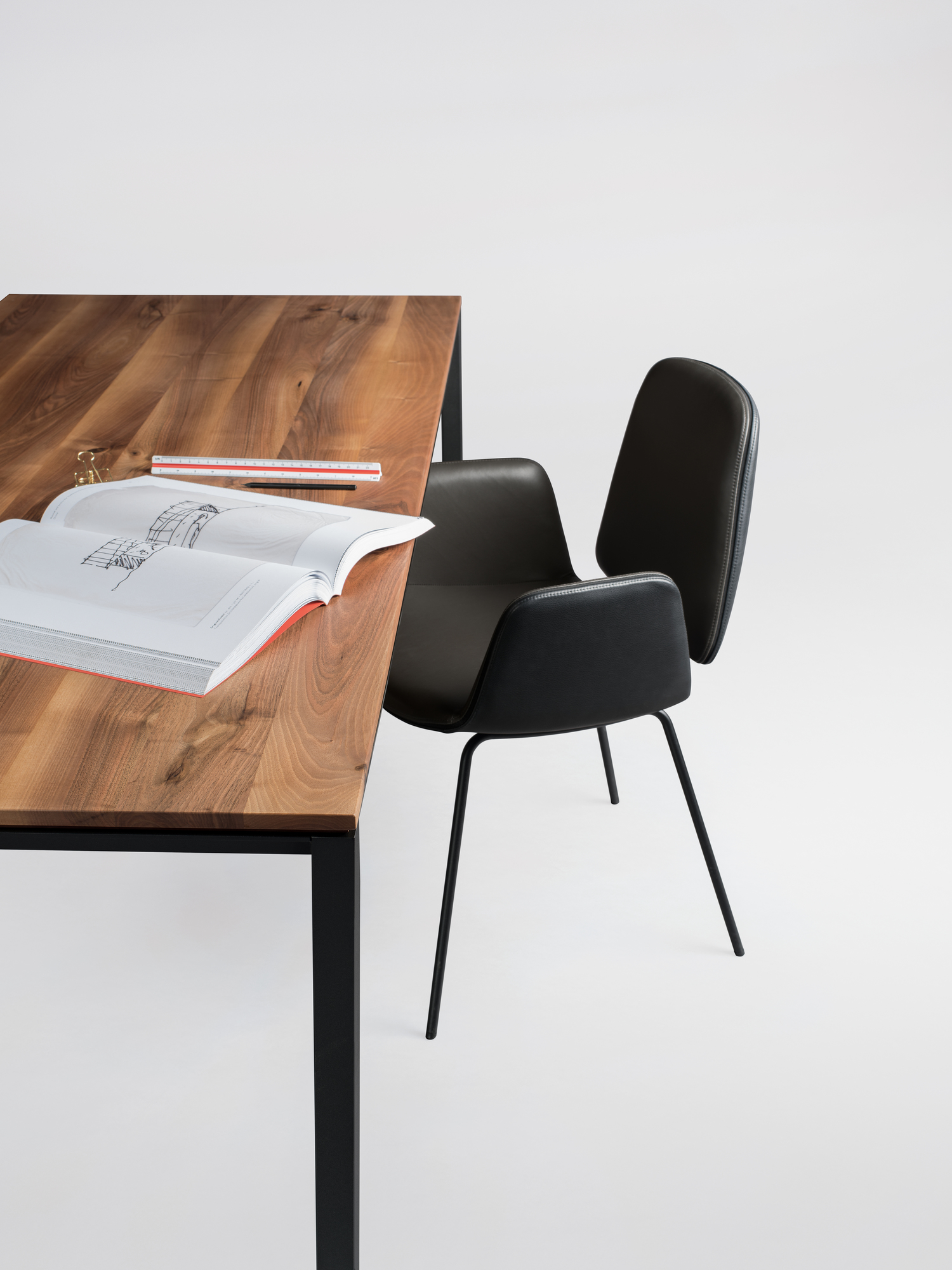 S 600 table noyer Janua