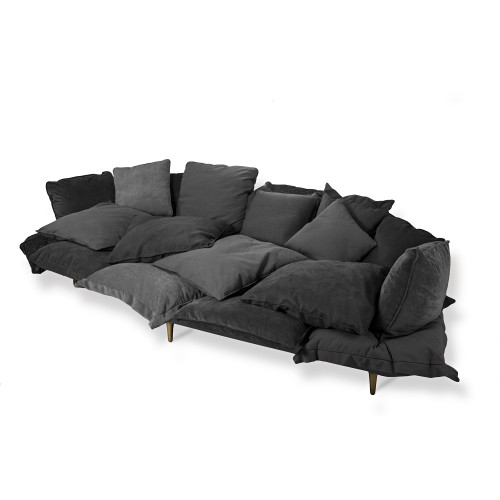 Graues Comfy Sofa von Seletti mit vielen Kissen für ein gemütliches Wohnzimmer.