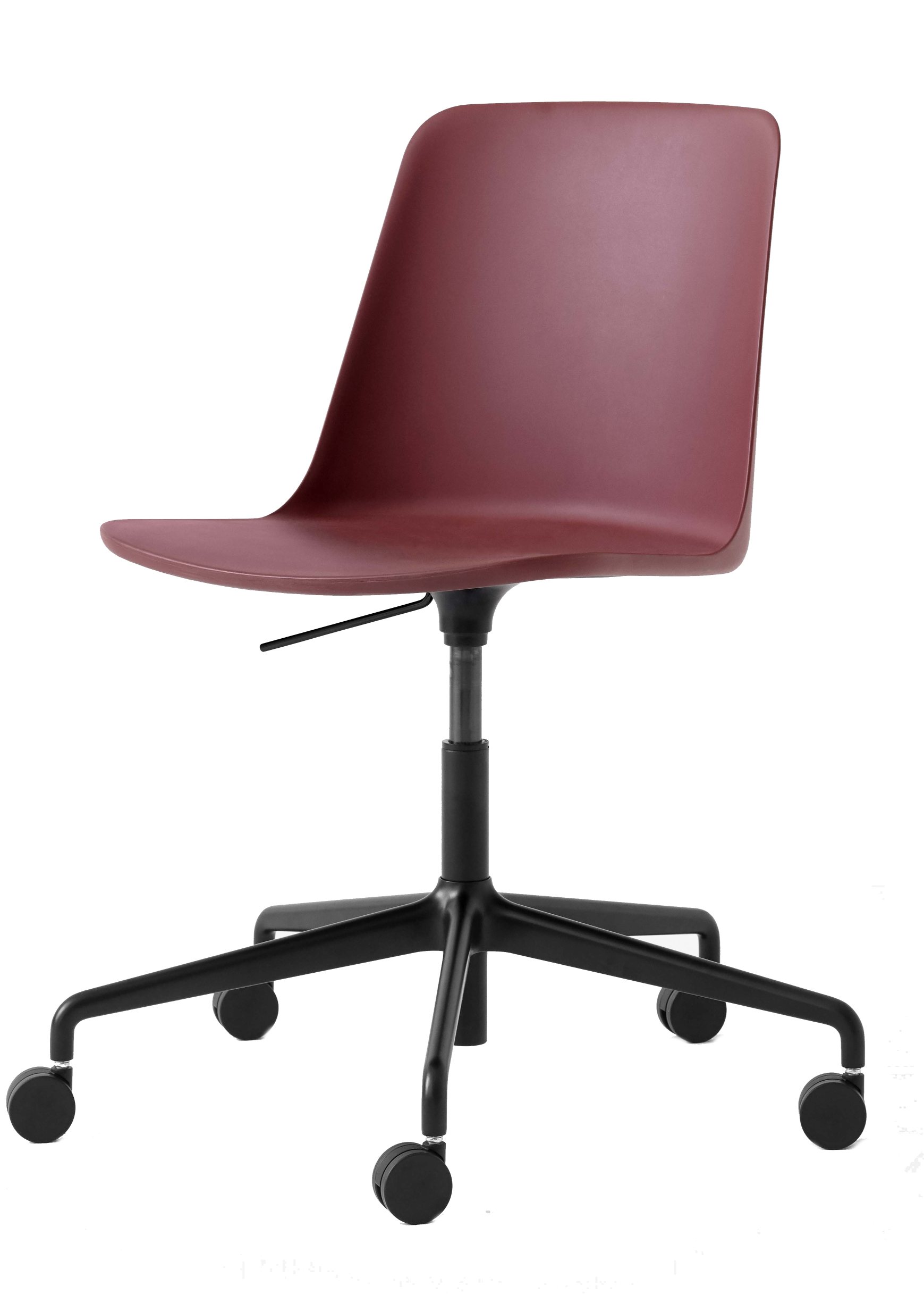 Rely Drehstuhl von AndTradition, HW28 Modell, in Bordeauxrot mit schwarzem Fußkreuz und Rollen.