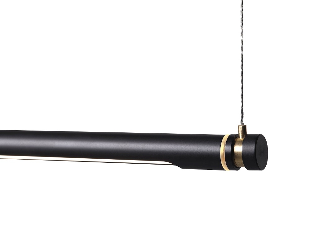 Schwarze Oneline Lampe von Fritz Hansen, eine moderne Hängeleuchte mit Messingdetails.