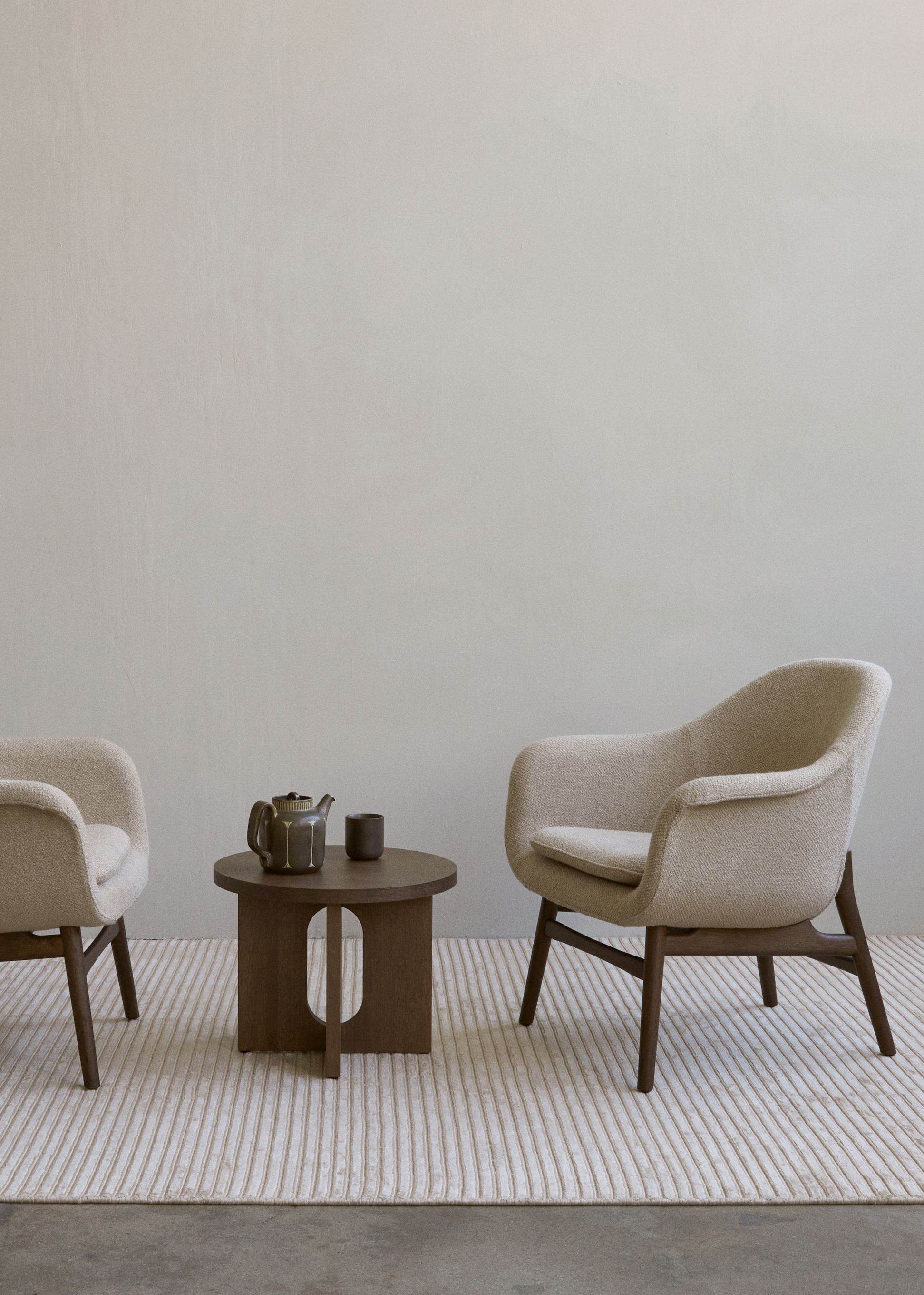 Androgyne table d'appoint Ø50 cm Pied en chêne teinté foncé / Plateau en chêne teinté foncé Audo