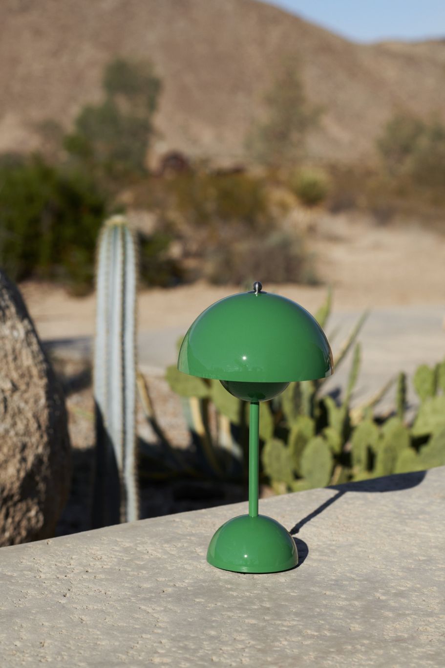 Flowerpot VP9 Portable Lampe à batterie / Lampe de table avec USB AndTradition Signal green