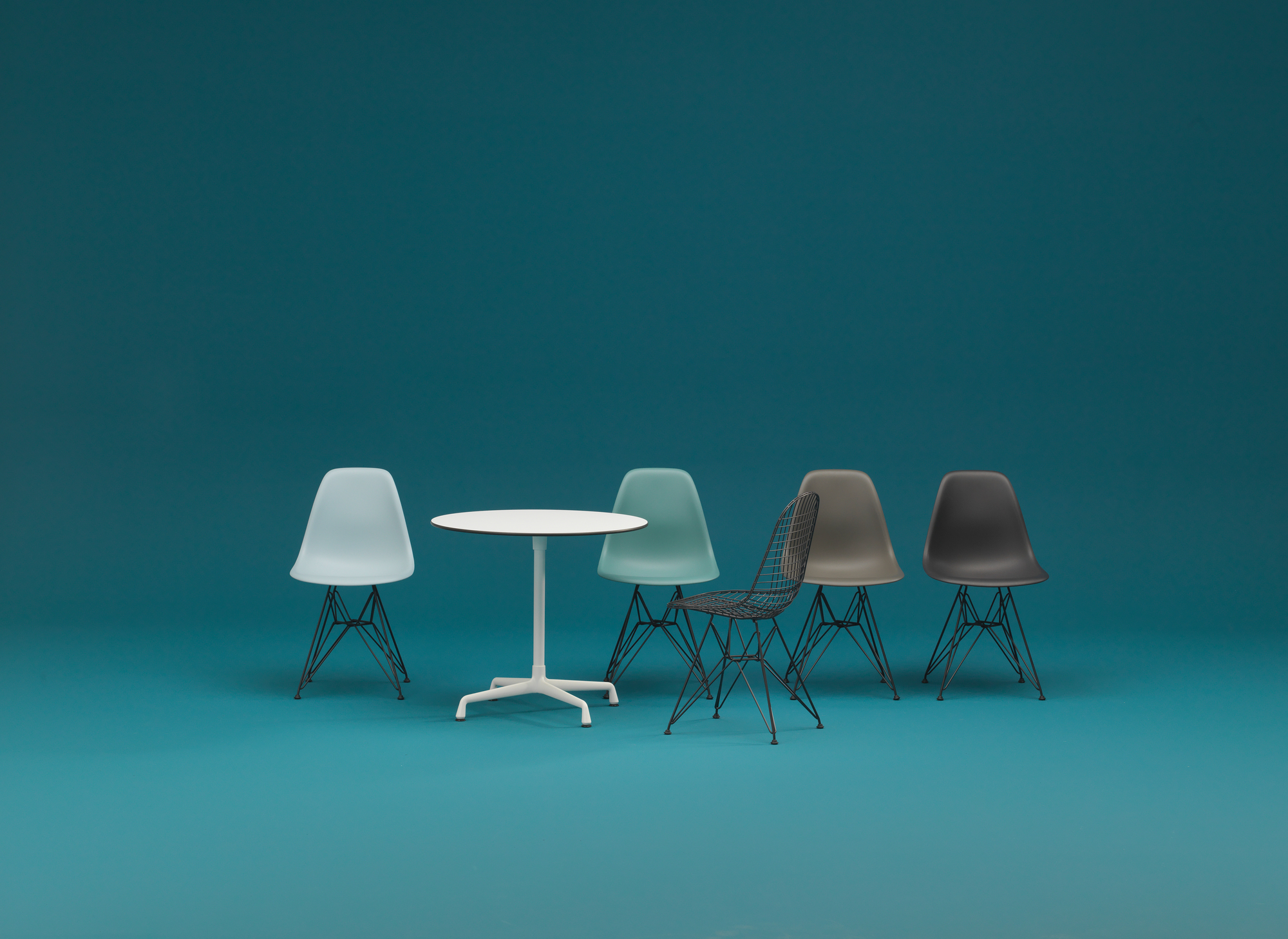 Eames Plastic Side Chair DSR Stuhl Vitra-Classic rot-Basic dark Eames Plastic Side Chair DSR Stuhl Vitra-Classic rot-Basic dark