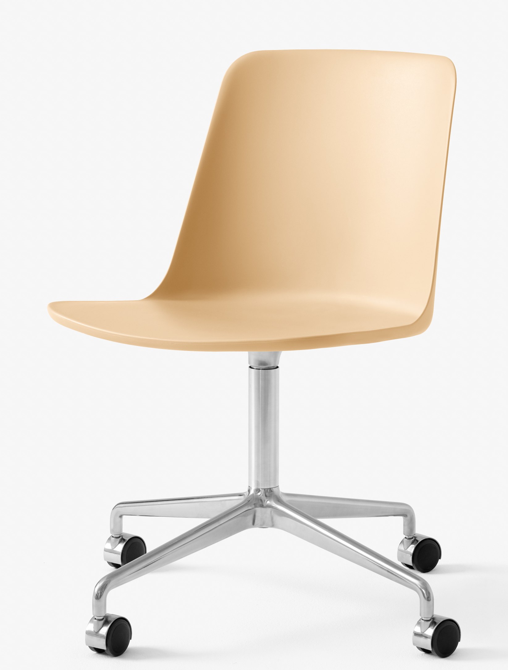 Rely Drehstuhl von AndTradition: Beiger Bürostuhl mit Rollen und silbernem Fußkreuz auf weißem Hintergrund.