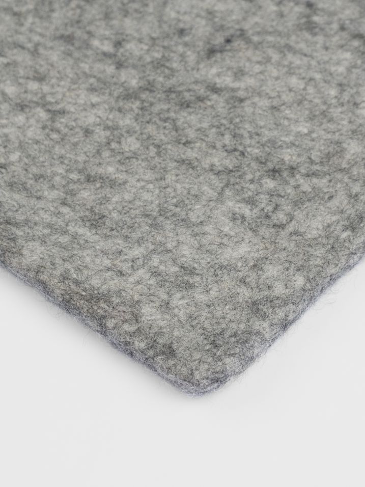 Detailaufnahme: Grauer, rechteckiger Filzteppich von myfelt, ideal für Wohnzimmer und Schlafzimmer.