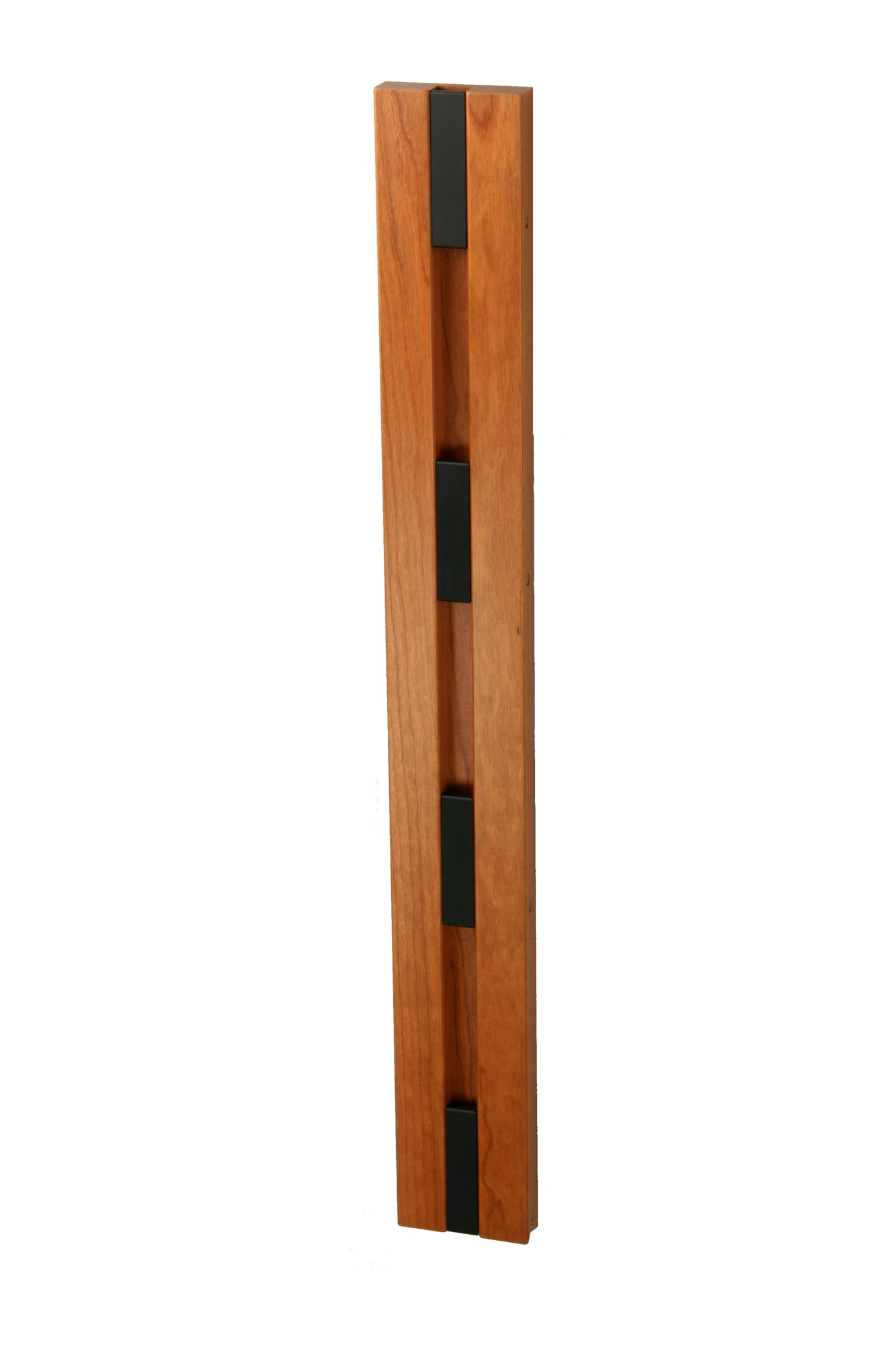 Knax Wandgarderobe mit vier schwarzen Haken auf einem vertikalen Kirschholz-Paneel. Moderne Garderobenlösung.