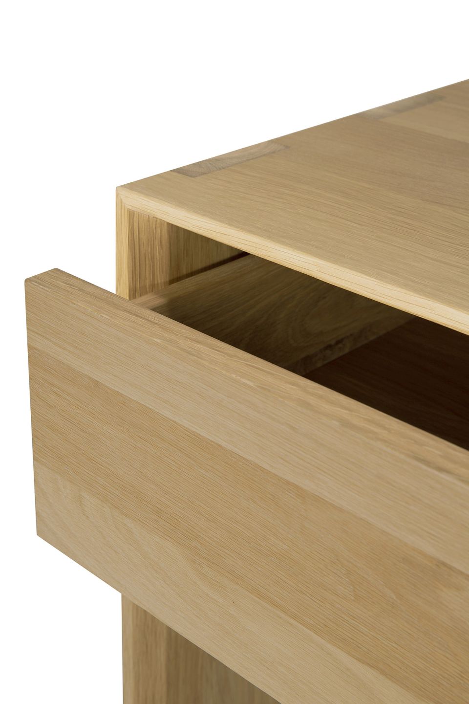 Detailaufnahme: Ethnicraft Nordic Konsole aus Eiche mit offener Schublade. Modernes Design für Wohnzimmer und Flur.
